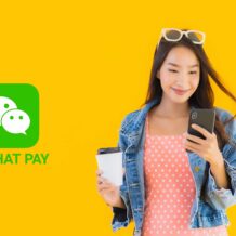 Portrait beautiful young asian woman with coffee cup and smart m وی چت